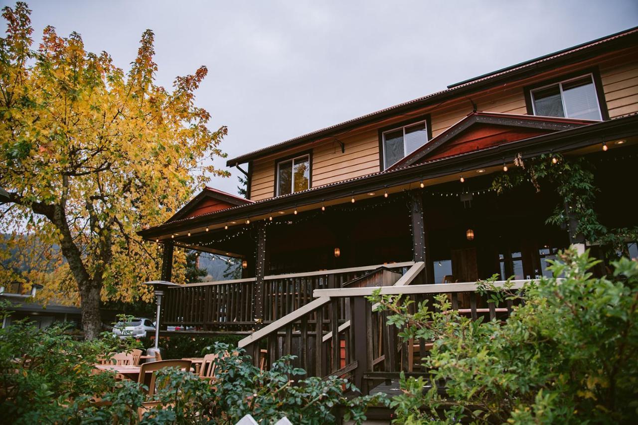 Salt Spring Inn Ganges Екстериор снимка